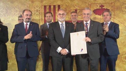 El Lugarteniente del Justicia de Aragón, Javier Hernández, entregan la Medalla de Oro del Justicia al pueblo aragonés, recogido por el presidente de las Cortes de Aragón, Javier Sada en Ejea de los Caballeros (Zaragoza).