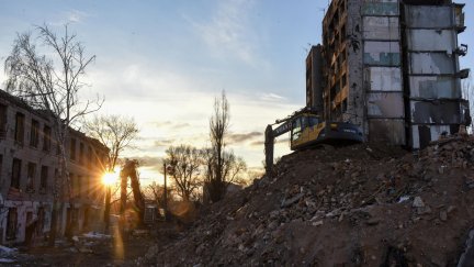Unas máquinas retiran escombros de edificios destruidos en un bombardeo ruso en la localidad ucraniana de Borobyanka, cerca de Kiev. / EFE.