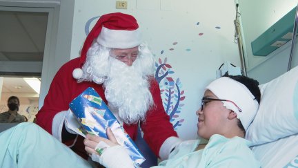 El también conocido como Santa Claus ha adelantado su viaje desde Laponia para visitar a los pequeños ingresados en el Hospital Infantil Miguel Servet de Zaragoza.
