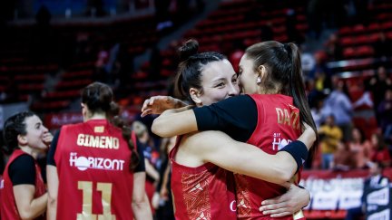 Las jugadoras de Casademont Zaragoza se abrazan tras un triunfo.