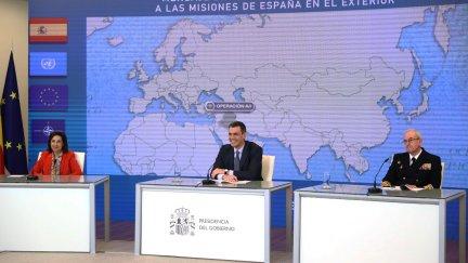 El presidente del Gobierno, Pedro Sánchez, mantiene la tradicional videoconferencia navideña con las unidades españolas. / EFE