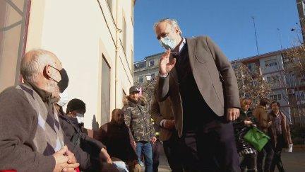 El alcalde de Zaragoza, Jorge Azcón, en su visita al albergue municipal.