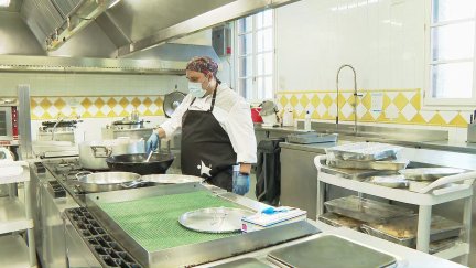 Un cocinero elabora el menú especial de la cena de Nochebuena.