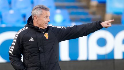 Fran Escribá da instrucciones a sus jugadores en un entrenamiento en La Romareda.