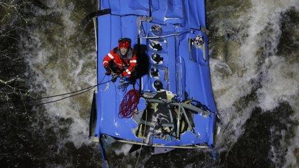 Los bomberos, en el rescate de víctimas del autobús que se precipitó al río Lérez, tras caer de un puente, en Cerdedo-Cotobade (Pontevedra). / EFE.