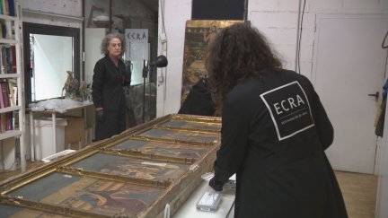 Los operarios en las labores de restauración del retablo de la capilla de la Purificación de la Catedral de Tarazona (Zaragoza).
