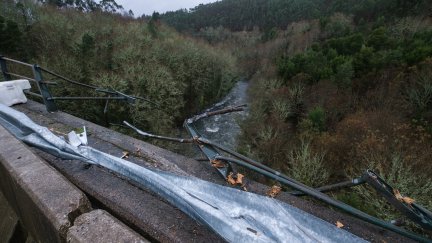 Estado en el que ha quedado la mediana por donde se despeñó el autobús, en el río Lérez , a 25 de diciembre de 2022, en el concello de Cerdedo-Cotobade, Pontevedra, Galicia. / EP.