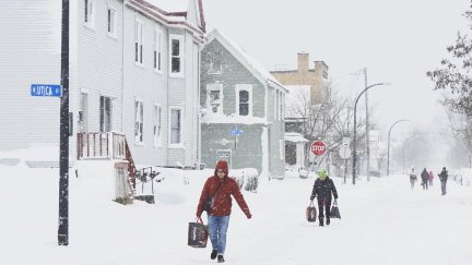 Los ciudadanos trasladan víveres a lo largo de una avenida cubierta de nieve en West Buffalo , Nueva York. / EFE.