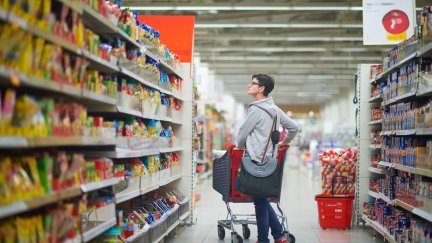 Una mujer hace la compra en un supermercado. / Canva