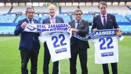 Jorge Más durante el acto de presentación, junto a Juan Forcén, Gustavo Serpa y Raúl Sanllehí.