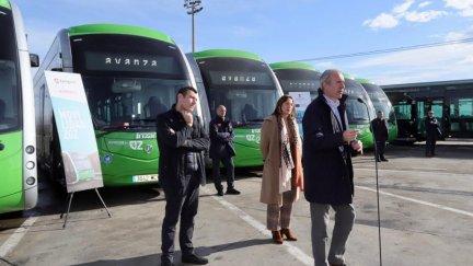 El alcalde, Jorge Azcón, durante la presentación este viernes de los seis nuevos autobuses 100% eléctricos. / Daniel Marcos-Ayuntamiento de Zaragoza