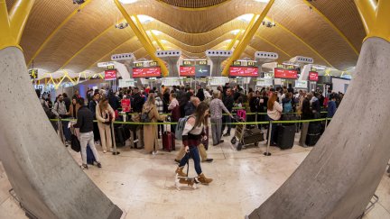 Viajeros en el aeropuerto de Barajas. / EFE.