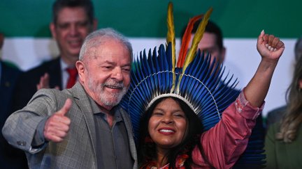 El presidente electo de Brasil, Luiz Inacio Lula da Silva, posa al lado de la designada ministra de los Pueblos Indígenas, Sônia Guajajara. / EFE.