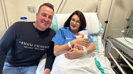 Susana Arenaz y Agustín Ramos posan con la pequeña Ainara. / Gobierno de Aragón