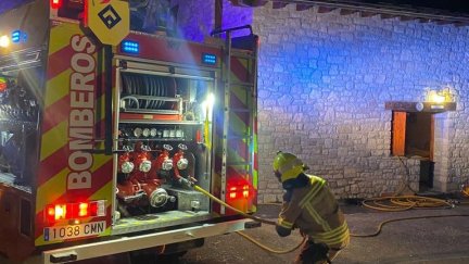 Momento de la intervención de los bomberos durante el incendio en una vivienda en Santa Cruz de la Serós. | DPH