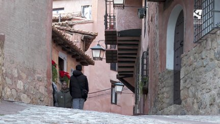 Una persona pasea en Año Nuevo por Albarracín, en Teruel.
