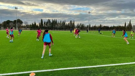 El primer equipo del Zaragoza CFF ya se ha ejercitado este lunes en los nuevos campos del CDM Mudéjar.