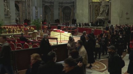 Numerosos fieles han acudido ya a la capilla ardiente de Benedicto XVI. / Reuters