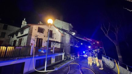 Bomberos de la DPH en la vivienda afectada. / Diputación de Huesca.