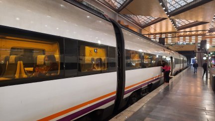 Tren de Media Distancia en la Estación de Delicias de Zaragoza. / Renfe