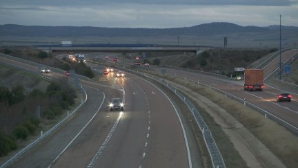 Varios vehículos circulando en las proximidades de Zaragoza.