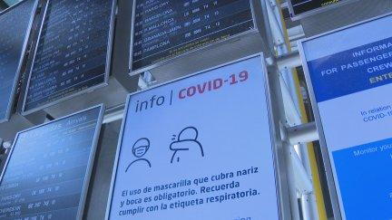 Información covid en un aeropuerto español.