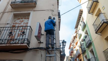Instalación de una de las cámaras. / Ramón Comet (Ayuntamiento de Zaragoza)