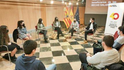 La consejera de Universidad, Maru Díaz, con algunos de los alumnos beneficiados. / Gobierno de Aragón