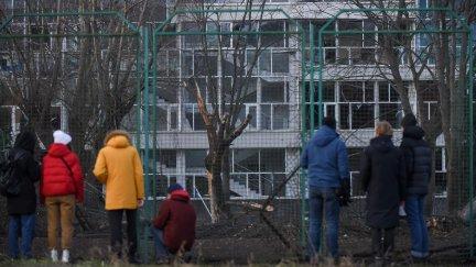 Ucranianos miran el cráter que dejó uno de los misiles que cayó sobre Kiev el pasado día 31 de diciembre. (EFE/EPA/OLEG PETRASYUK)