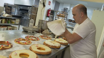 Los trabajadores de la Pastelería Ismael elaborando el dulce preferido para el día de Reyes./ Aragón TV.