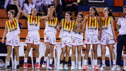 Las jugadoras de la Selección Aragonesa celebran una canasta.