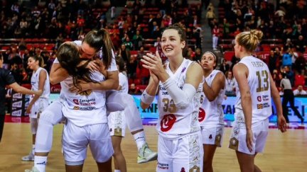Las jugadoras del Casademont Zaragoza femenino celebran una victoria reciente.