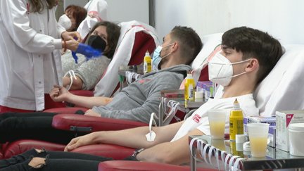 Varias personas donando sangre.
