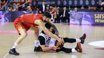 Santi Yusta pelea por un balón con Ferrari en un lance del encuentro.