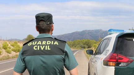 Un agente de la Guardia Civil junto a un vehículo en una carretera. / Europa Press