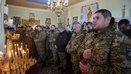 Soldados ucranianos asisten a una misa de Navidad en una iglesia ortodoxa. - Sergey Kozlov - EFE.