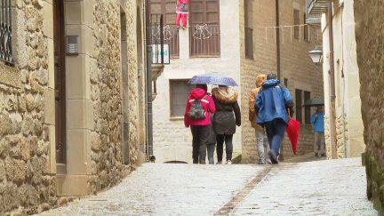 Turistas visitando Sos del Rey Católico durante este domingo.