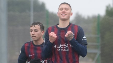 Diego Aznar celebra uno de sus goles esta temporada con la SD Huesca B.