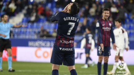 Gerard Valentín se lamenta tras una ocasión del Huesca.