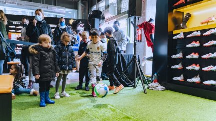 Un grupo de niños prueba varios productos en una de las tiendas de Fútbol Emotion. / Fútbol Emotion