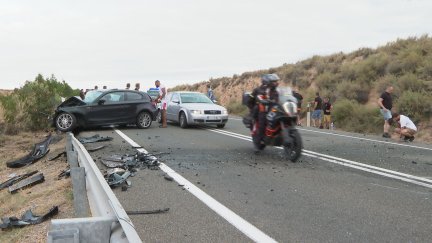 Imagen de un accidente en una vía interurbana.