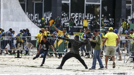 Disturbios en el palacio presidencial de Planalto, sede del Gobierno de Brasil, que está tomado por cientos de seguidores radicales del expresidente Jair Bolsonaro. / EFE.