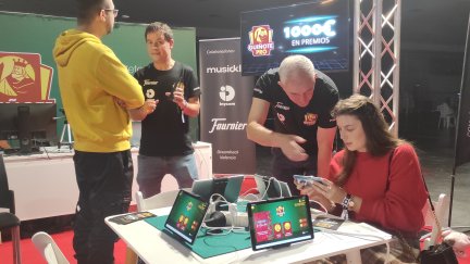 Iván López, socio de Guiñarte y desarrollador de la app GuiñotePro, en la Feria de Valencia en el evento gaming y de e-sports Dreamhack.
