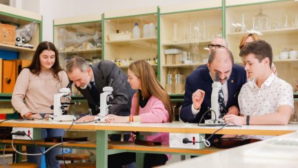 El rey Felipe VI y Javier Lambán conocen, de primera mano, algunos de los proyectos del IES Ramón y Cajal. / Gobierno de Aragón