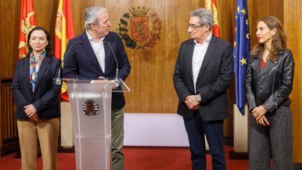 El alcalde de Zaragoza, Jorge Azcón, junto al portavoz de Vox, Julio Calvo, durante el acto para presentar el acuerdo presupuestario./ Daniel Marcos.
