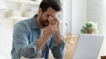 En algunos casos las empresas deberán pagar las gafas y lentillas de sus empleados. / Canva