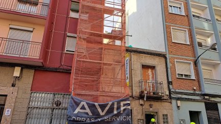 El accidente ha ocurrido en el número 31 de la calle San Antonio Abad. / Marisa Yubero