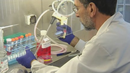 Un profesional del Instituto Hospital del Mar de Barcelona. / EFE.