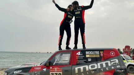 Lidia Ruba y Juan Morera celebran su victoria en la categoría Classic del Dakar.