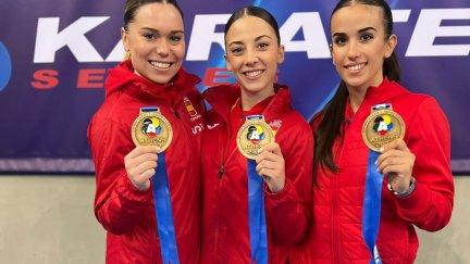 Raquel Roy posa con el oro conquistado en Atenas junto a sus compañeras de selección.